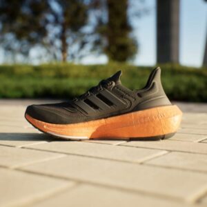 ultraboost light w cblack/carbon/ftwwht